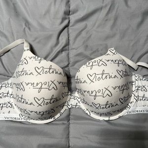 Victoria’s Secret t-shirt bra. 38DD